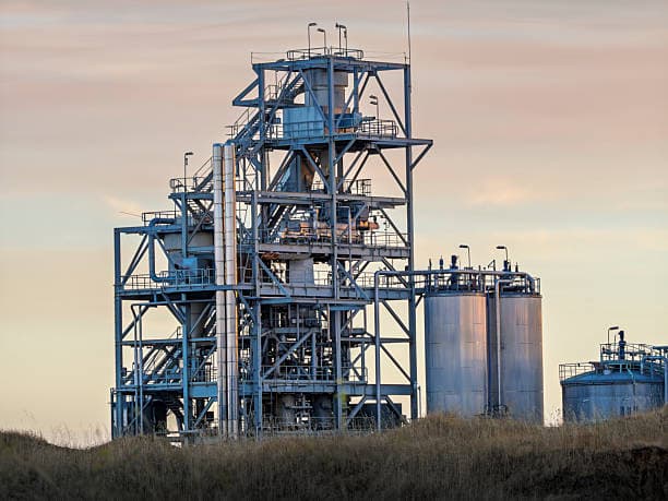 Cuộc sống kép của Ethanol: Tiếp nhiên liệu cho các chuyến bay hoặc pha đồ uống