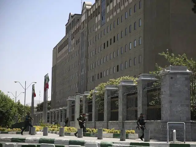 Iran Country Watch: Mâu thuẫn nội bộ giữa ngoại giao, an ninh và nghị viện